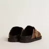 Lucy Sabot für Damen aus taubengrauem Wildleder mit goldener Metallschnalle Lucy Sabot für Damen aus taubengrauem Wildleder mit goldener Metallschnalle