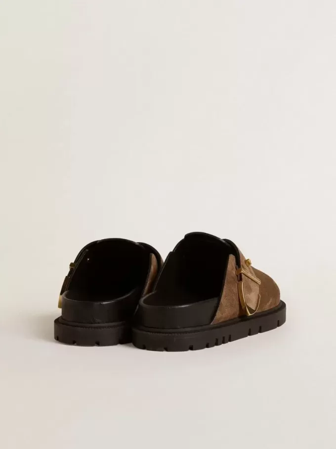 Lucy Sabot für Damen aus taubengrauem Wildleder mit goldener Metallschnalle Lucy Sabot für Damen aus taubengrauem Wildleder mit goldener Metallschnalle