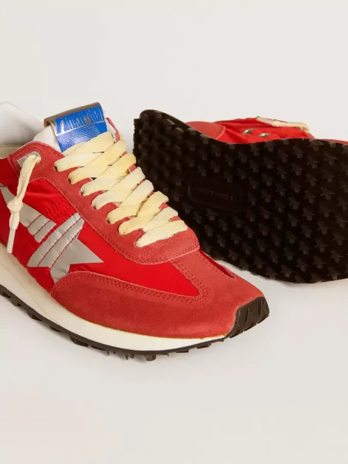 Marathon für Damen mit rotem Nylon-Obermaterial und silbernem Stern Marathon für Damen mit rotem Nylon-Obermaterial und silbernem Stern