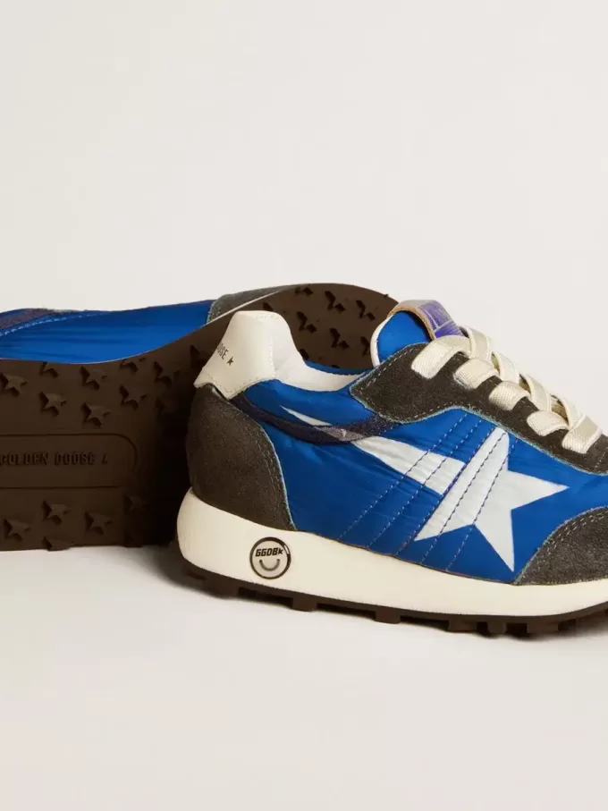 Marathon Junior aus blauem Nylon mit aufgedrucktem Stern und Lederlasche an der Ferse