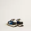 Marathon Young aus blauem Nylon mit aufgedrucktem Stern und Lederlasche an der Ferse Marathon Young aus blauem Nylon mit aufgedrucktem Stern und Lederlasche an der Ferse
