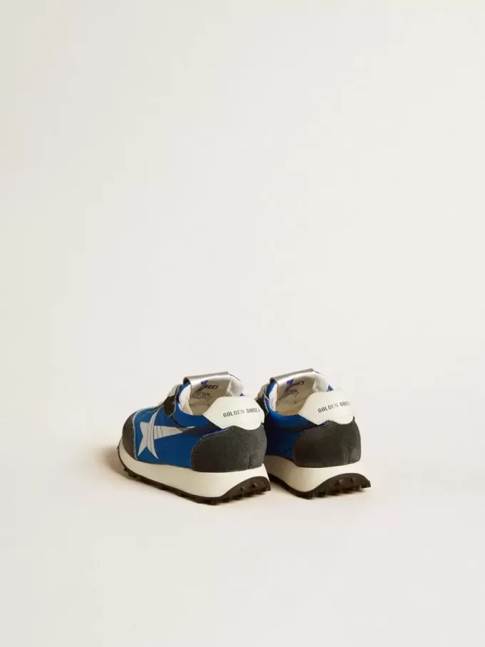 Marathon Young aus blauem Nylon mit aufgedrucktem Stern und Lederlasche an der Ferse Marathon Young aus blauem Nylon mit aufgedrucktem Stern und Lederlasche an der Ferse