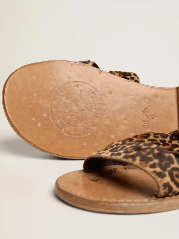 Margaret Flache Sandalen für Damen aus Ponyfell mit Leopardenmuster