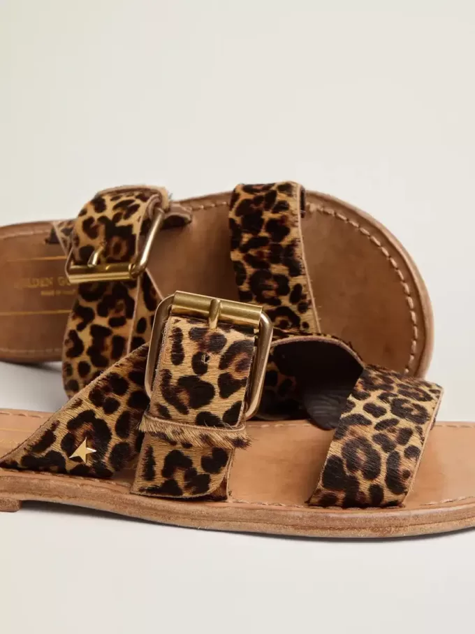 Margaret Flache Sandalen für Damen aus Ponyfell mit Leopardenmuster