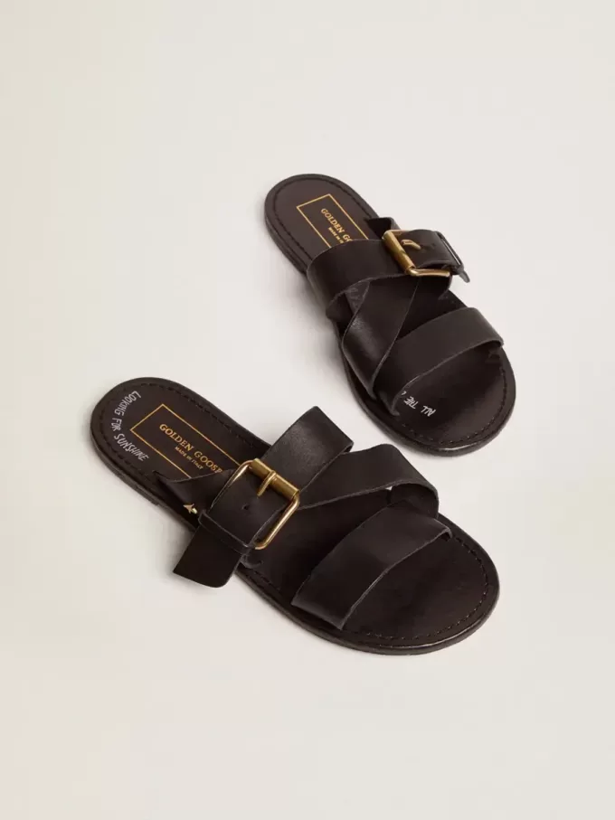 Margaret Flache Sandalen für Damen aus schwarzem, kunstharzbeschichtetem Leder