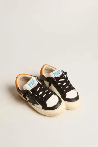 May Teen aus schwarzem und weißem Leder mit schwarzem Stern und orangefarbener Fersenlasche