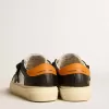 May Teen aus schwarzem und weißem Leder mit schwarzem Stern und orangefarbener Fersenlasche May Teen aus schwarzem und weißem Leder mit schwarzem Stern und orangefarbener Fersenlasche
