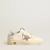 May Teen aus weißem Leder mit goldenem Glitzerstern und silberner Fersenlasche May Teen aus weißem Leder mit goldenem Glitzerstern und silberner Fersenlasche