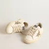 May Teen aus weißem Leder mit goldenem Glitzerstern und silberner Fersenlasche May Teen aus weißem Leder mit goldenem Glitzerstern und silberner Fersenlasche