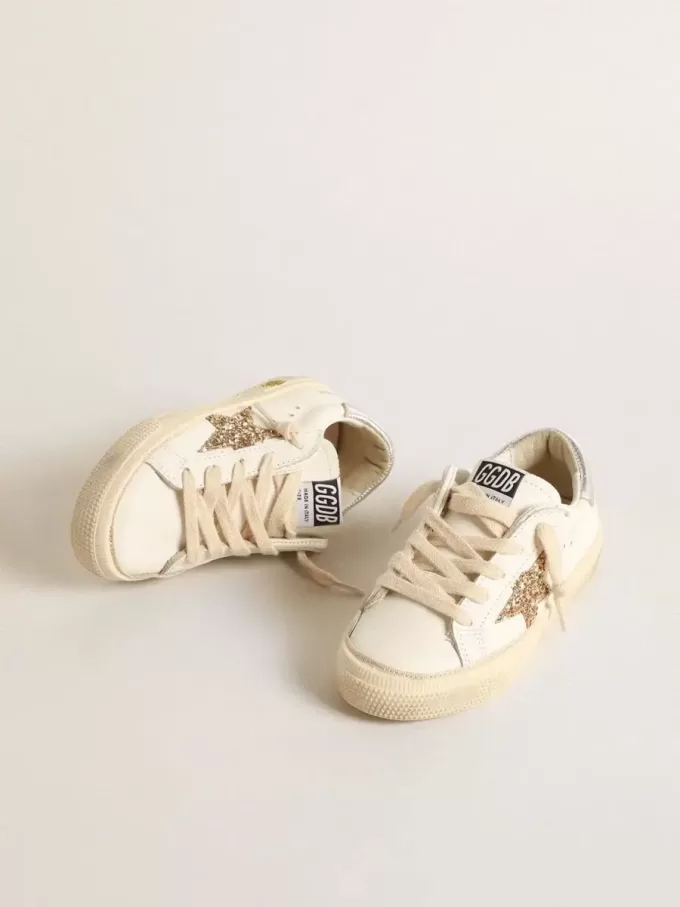 May Teen aus weißem Leder mit goldenem Glitzerstern und silberner Fersenlasche May Teen aus weißem Leder mit goldenem Glitzerstern und silberner Fersenlasche