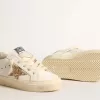 May Teen aus weißem Leder mit goldenem Glitzerstern und silberner Fersenlasche May Teen aus weißem Leder mit goldenem Glitzerstern und silberner Fersenlasche