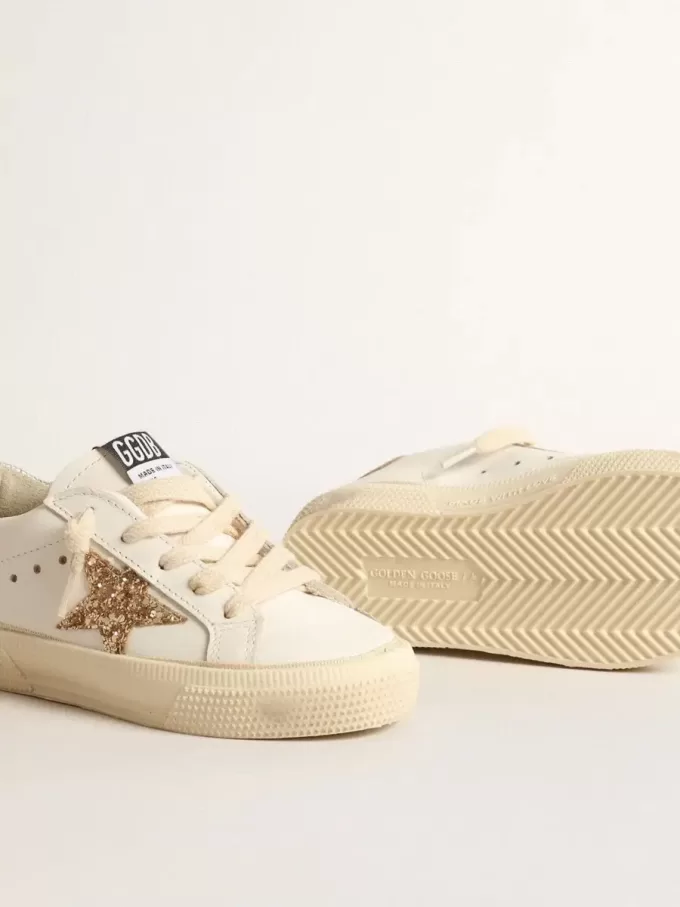 May Teen aus weißem Leder mit goldenem Glitzerstern und silberner Fersenlasche May Teen aus weißem Leder mit goldenem Glitzerstern und silberner Fersenlasche