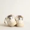 May Teen aus weißem Leder mit goldenem Glitzerstern und silberner Fersenlasche May Teen aus weißem Leder mit goldenem Glitzerstern und silberner Fersenlasche