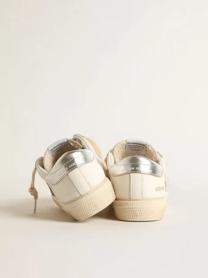 May Teen aus weißem Leder mit goldenem Glitzerstern und silberner Fersenlasche May Teen aus weißem Leder mit goldenem Glitzerstern und silberner Fersenlasche