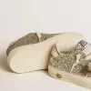 May Teen in Platin-Glitzer mit goldenem Lederstern und Fersenlasche