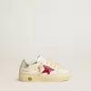 May Teen mit fuchsiafarbenem Glitzerstern und laminierter Lederferse