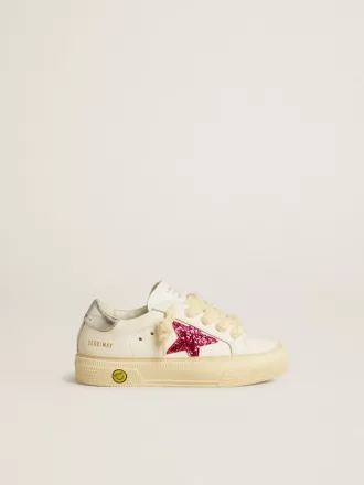 May Teen mit fuchsiafarbenem Glitzerstern und laminierter Lederferse