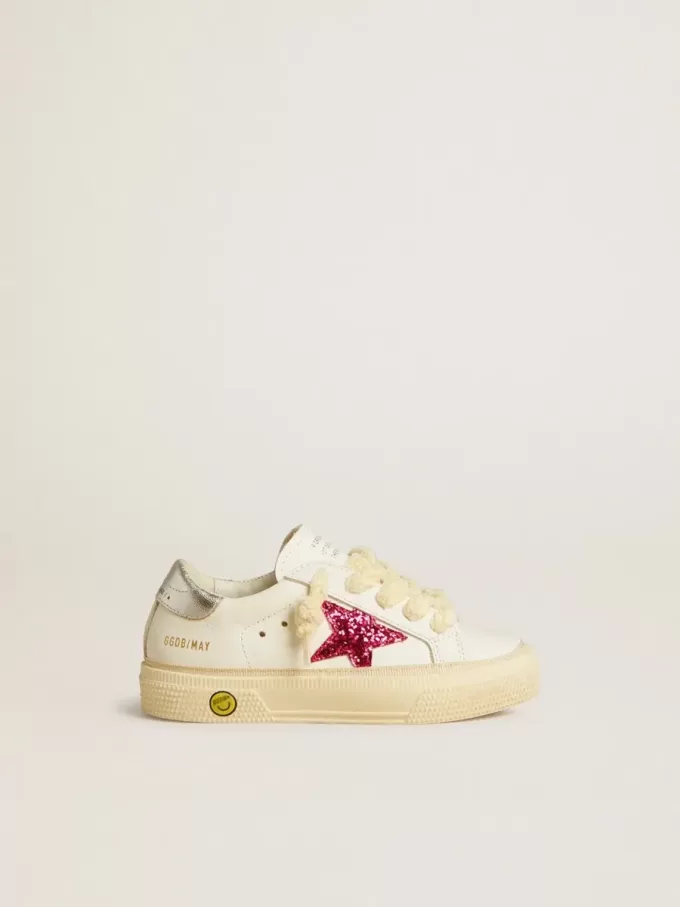 May Teen mit fuchsiafarbenem Glitzerstern und laminierter Lederferse