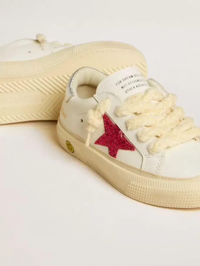 May Teen mit fuchsiafarbenem Glitzerstern und laminierter Lederferse