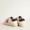 May Teen mit fuchsiafarbenem Lederstern und blauem Glitzer-Fersenriemen