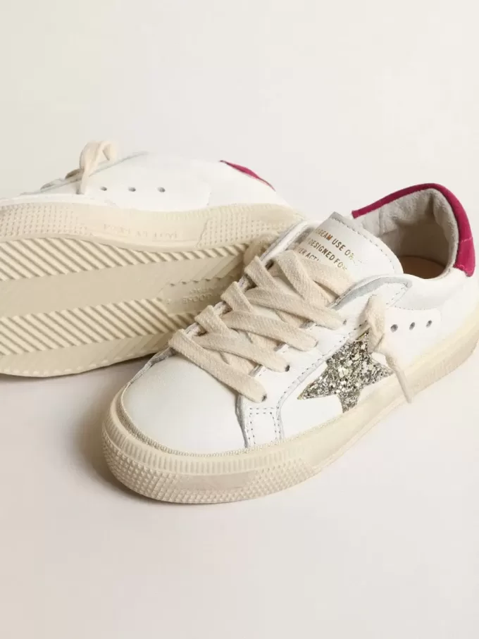 May Young aus Nappaleder mit platinfarbenem Glitzerstern und magentafarbenem Fersenriemen May Young aus Nappaleder mit platinfarbenem Glitzerstern und magentafarbenem Fersenriemen