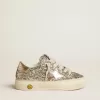 May Young in Platin-Glitzer mit metallischem Lederstern und Fersenlasche May Young in Platin-Glitzer mit metallischem Lederstern und Fersenlasche
