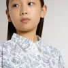 Mädchen-Hemdkleid aus weißer Baumwoll-Canvas mit blauem Marineprint und weißer Paspelierung