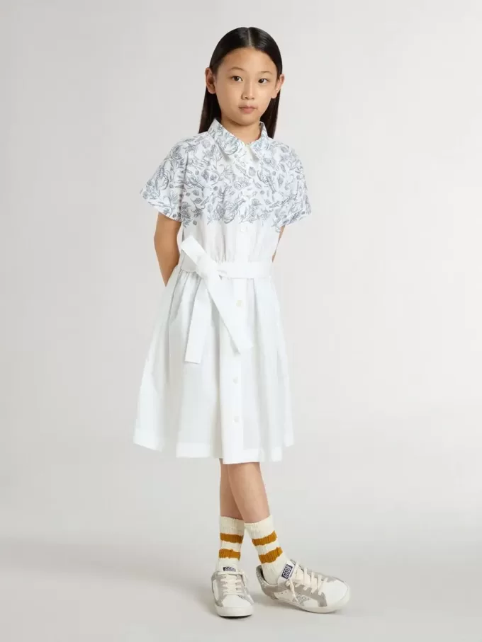 Mädchen-Hemdkleid aus weißer Baumwoll-Canvas mit blauem Marineprint und weißer Paspelierung