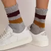 Melange-graue Socken mit Distressed-Details und zweifarbigen Streifen Melange-graue Socken mit Distressed-Details und zweifarbigen Streifen
