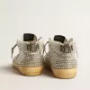 Mid Star für Damen aus weißem und taubengrauem Wildleder mit Swarovski-Kristallen Mid Star für Damen aus weißem und taubengrauem Wildleder mit Swarovski-Kristallen