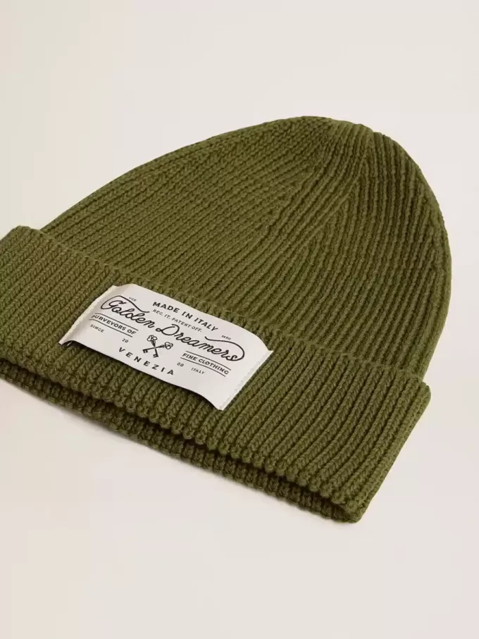 Militärgrüne Baumwollmütze mit appliziertem Label auf der Vorderseite