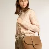 Mittlere Sally-Tasche aus aschfarbenem Wildleder mit kontrastierender Schnalle und Schulterriemen