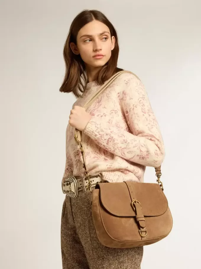 Mittlere Sally-Tasche aus aschfarbenem Wildleder mit kontrastierender Schnalle und Schulterriemen