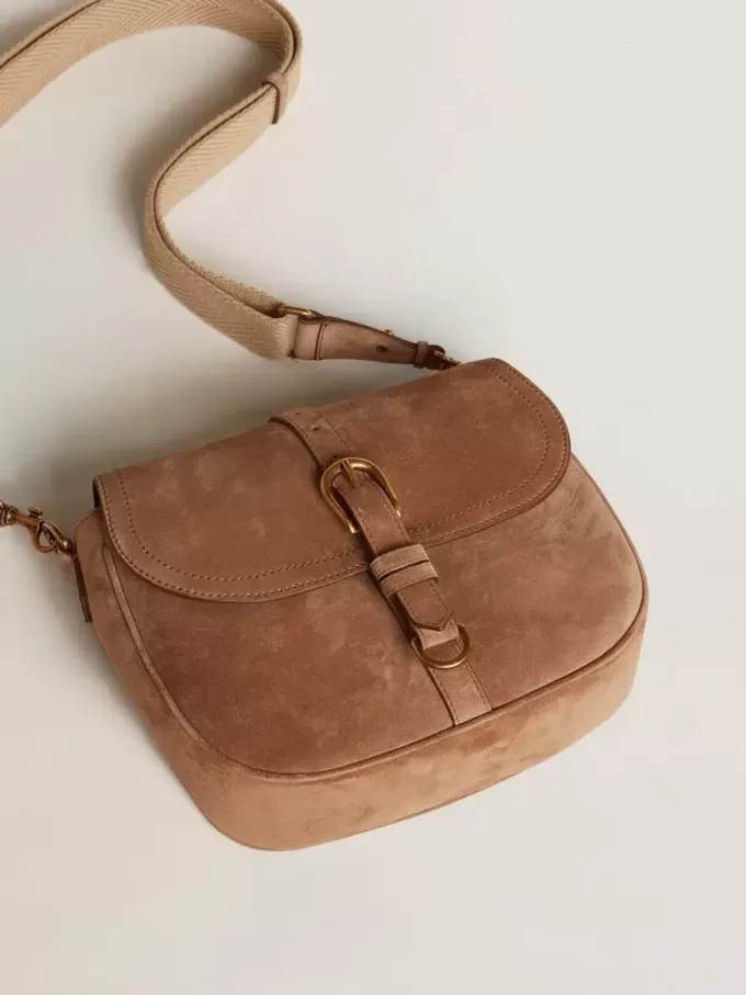 Mittlere Sally-Tasche aus aschfarbenem Wildleder mit kontrastierender Schnalle und Schulterriemen