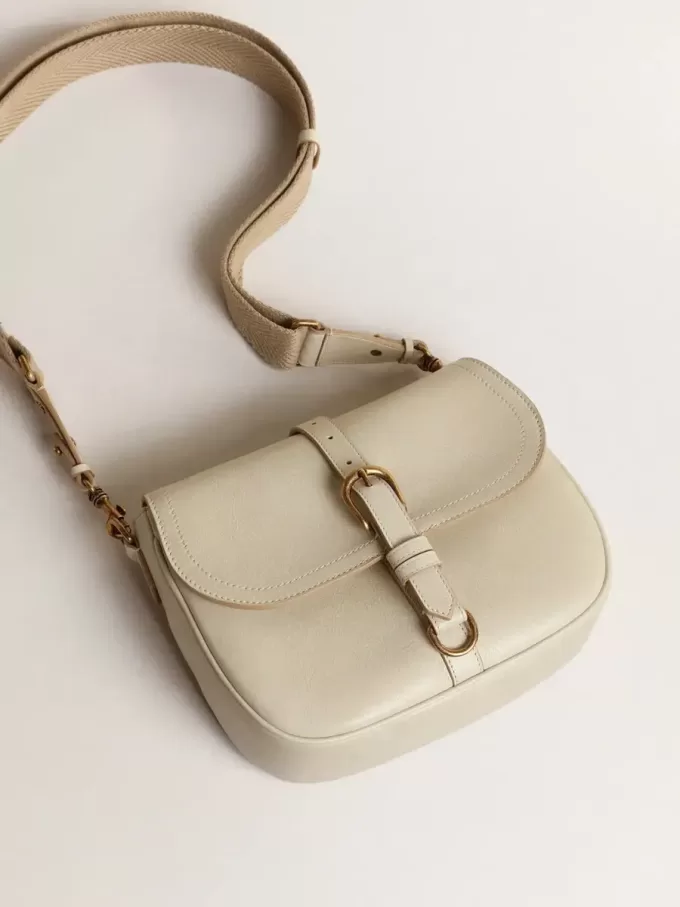 Mittlere Sally-Tasche aus Porzellanleder mit Schnalle und kontrastierendem Schulterriemen