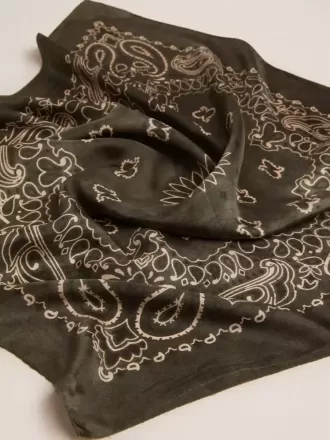 Moosgrüner Schal mit Paisley-Muster Moosgrüner Schal mit Paisley-Muster