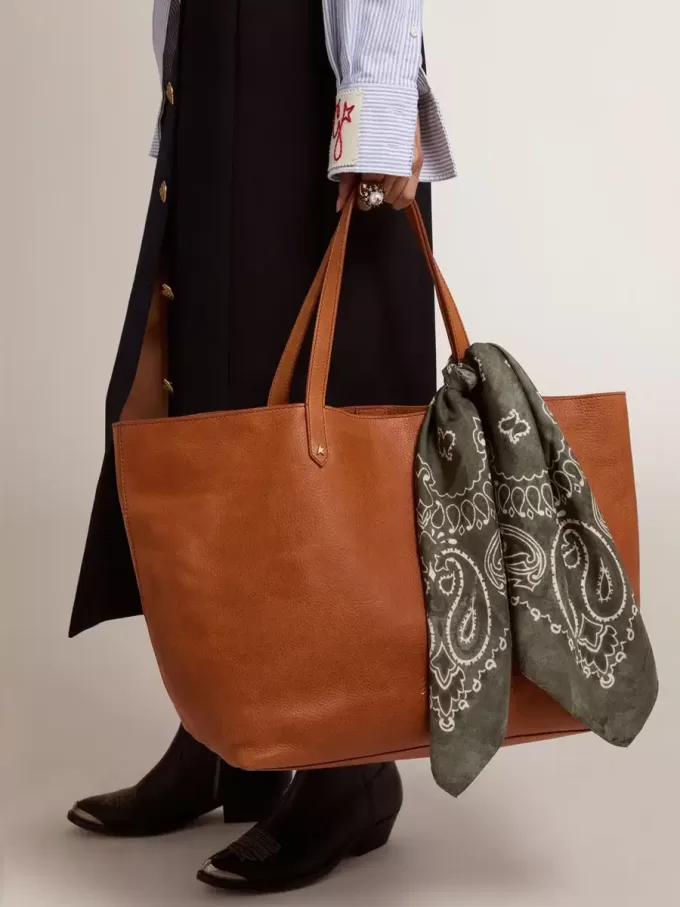 Moosgrüner Schal mit Paisley-Muster