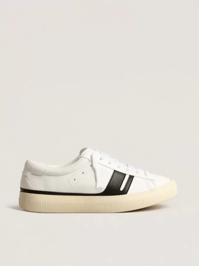 Nachhaltige Sneakers Yatay Model 1B mit weißem Obermaterial auf Bio-Basis und schwarzem Y Nachhaltige Sneakers Yatay Model 1B mit weißem Obermaterial auf Bio-Basis und schwarzem Y