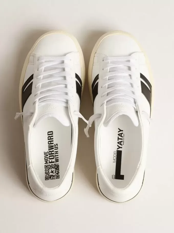 Nachhaltige Sneakers Yatay Model 1B mit weißem Obermaterial auf Bio-Basis und schwarzem Y Nachhaltige Sneakers Yatay Model 1B mit weißem Obermaterial auf Bio-Basis und schwarzem Y