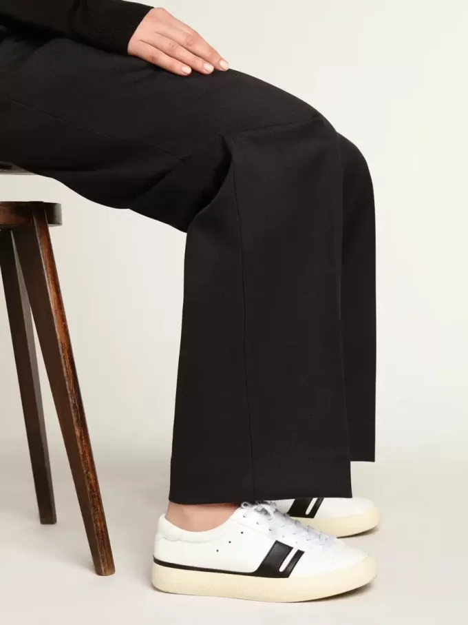 Nachhaltige Sneakers Yatay Model 1B mit weißem Obermaterial auf Bio-Basis und schwarzem Y Nachhaltige Sneakers Yatay Model 1B mit weißem Obermaterial auf Bio-Basis und schwarzem Y