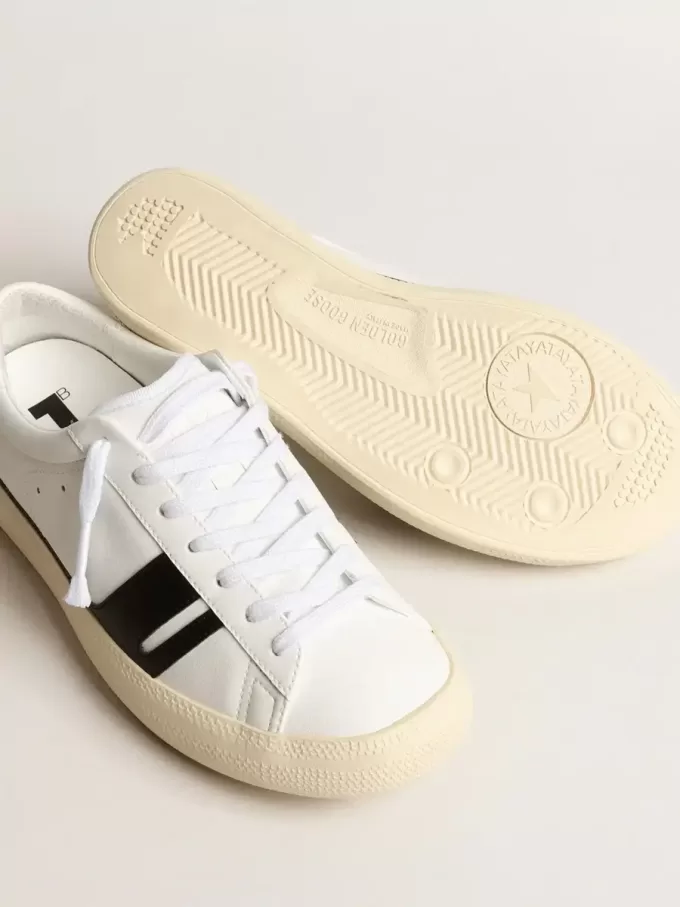 Nachhaltige Sneakers Yatay Model 1B mit weißem Obermaterial auf Bio-Basis und schwarzem Y Nachhaltige Sneakers Yatay Model 1B mit weißem Obermaterial auf Bio-Basis und schwarzem Y
