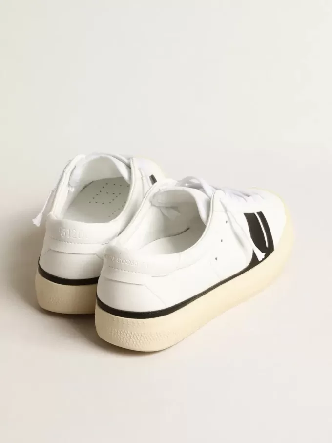 Nachhaltige Sneakers Yatay Model 1B mit weißem Obermaterial auf Bio-Basis und schwarzem Y Nachhaltige Sneakers Yatay Model 1B mit weißem Obermaterial auf Bio-Basis und schwarzem Y