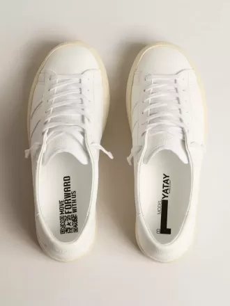 Nachhaltige Sneakers Yatay Model 1B mit weißem Obermaterial auf Bio-Basis und weißem Y