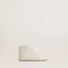 New Born Sneakers aus weißem Leder mit perforiertem Stern New Born Sneakers aus weißem Leder mit perforiertem Stern