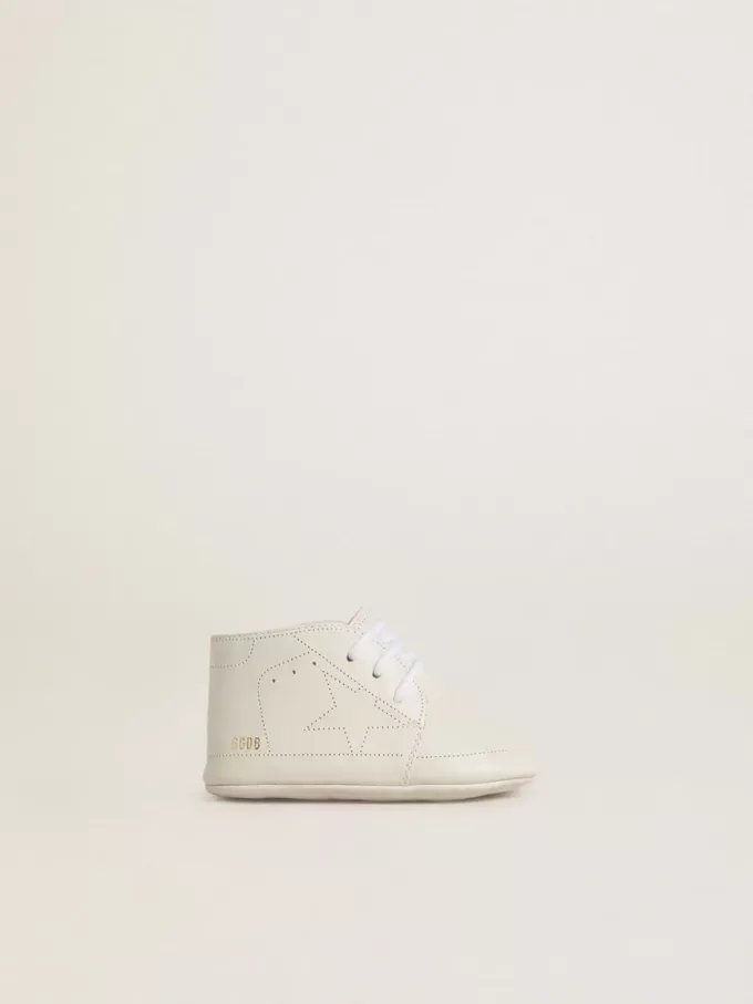 New Born Sneakers aus weißem Leder mit perforiertem Stern New Born Sneakers aus weißem Leder mit perforiertem Stern