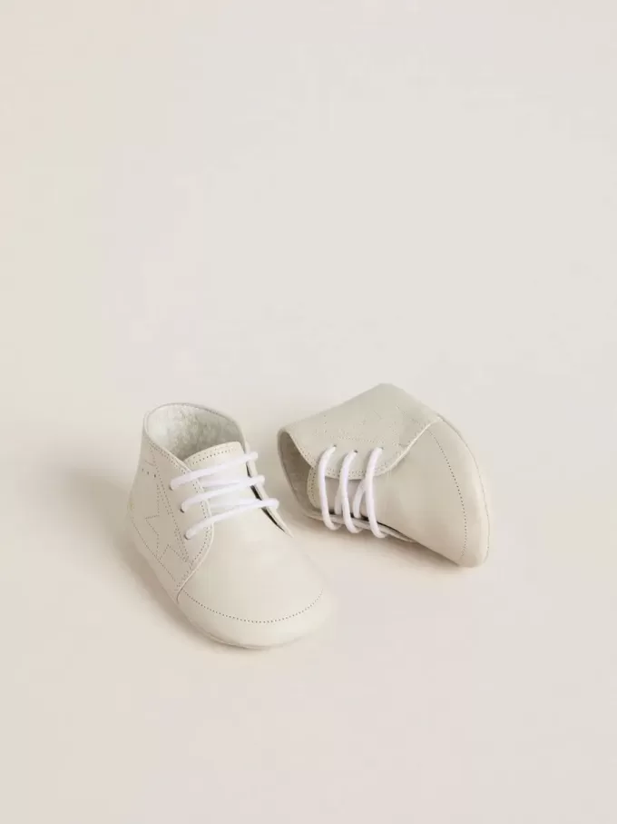 New Born Sneakers aus weißem Leder mit perforiertem Stern New Born Sneakers aus weißem Leder mit perforiertem Stern