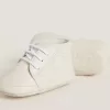 New Born Sneakers aus weißem Leder mit perforiertem Stern New Born Sneakers aus weißem Leder mit perforiertem Stern