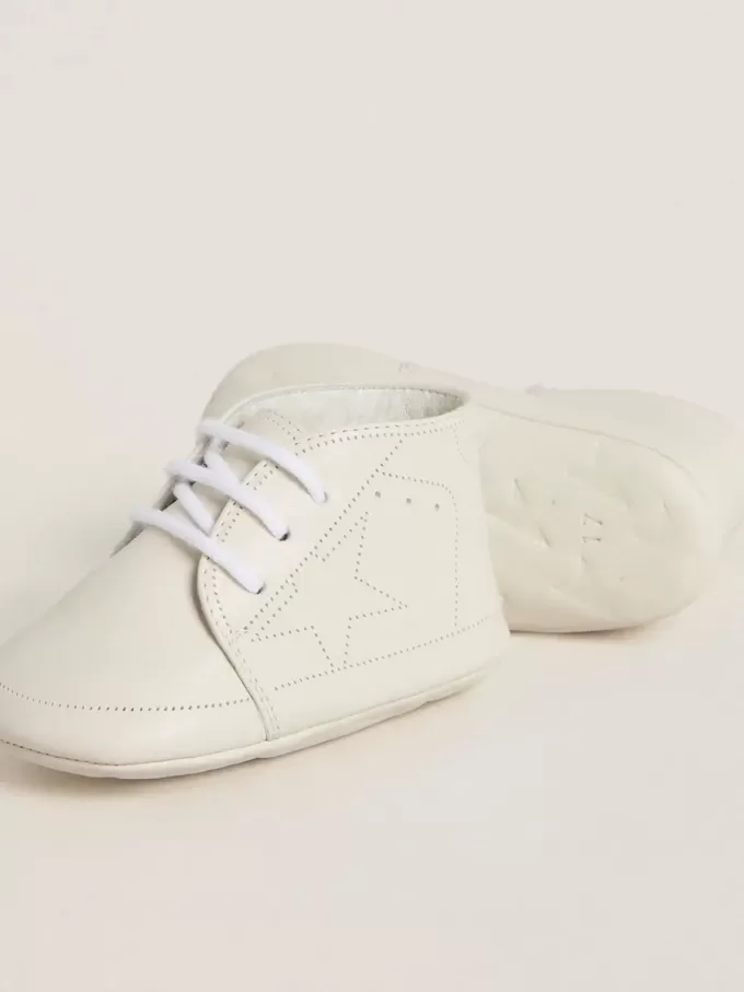 New Born Sneakers aus weißem Leder mit perforiertem Stern New Born Sneakers aus weißem Leder mit perforiertem Stern