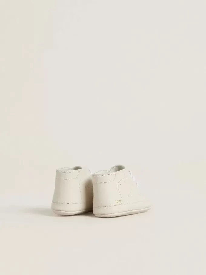 New Born Sneakers aus weißem Leder mit perforiertem Stern New Born Sneakers aus weißem Leder mit perforiertem Stern