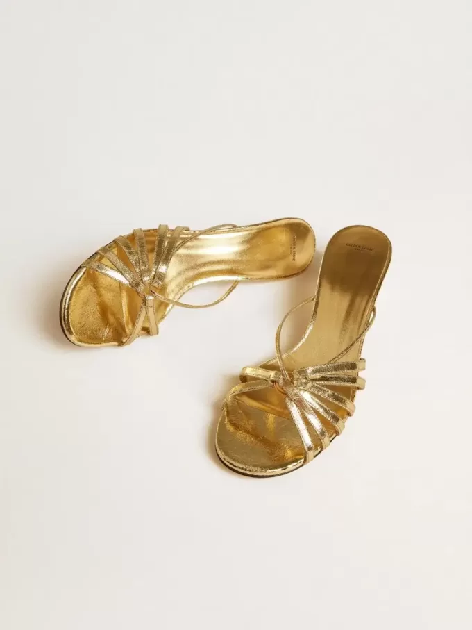 Nico Kitten-Heel-Sandalen aus metallisch goldenem Leder Nico Kitten-Heel-Sandalen aus metallisch goldenem Leder